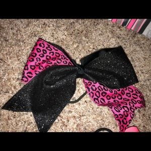 Cheer bow